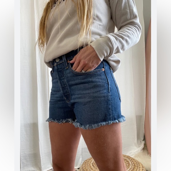 Women’s Levi’s 501 High Waisted Fringe Jean Shorts w/ Button Fly Western Sz 31 - Picture 1 of 12